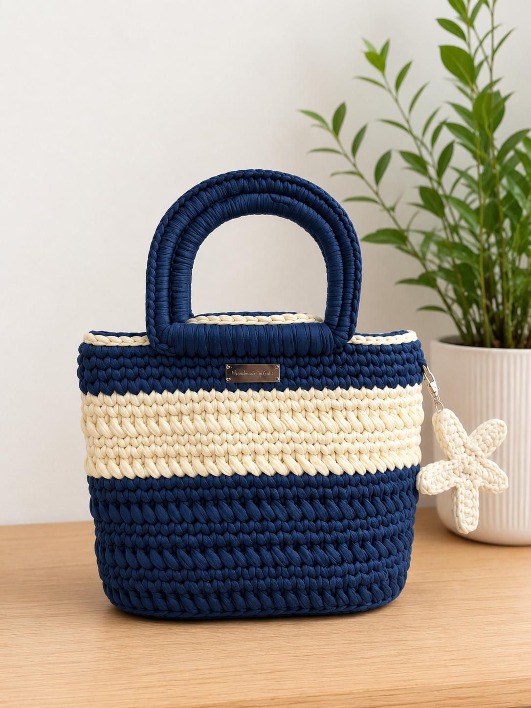 Nautical tote bag with leather base