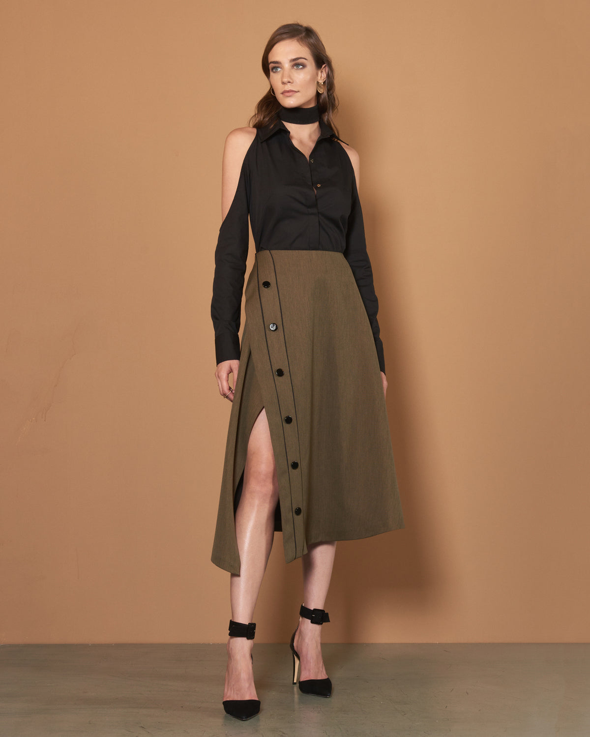 Green midi skirt opened leg and buttons detail